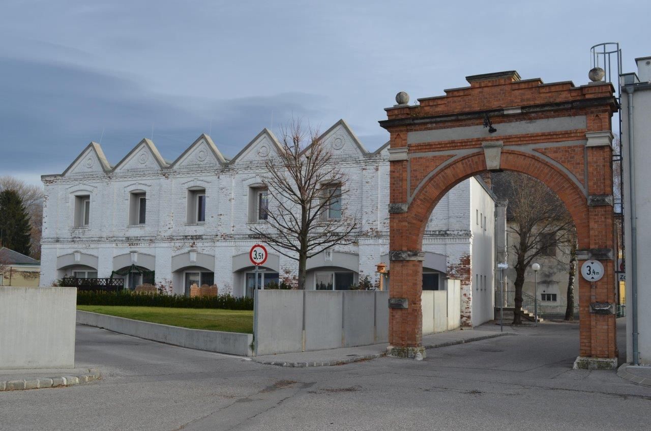 Das "Eiserne Tor" am Gelände der ehemaligen Nadelburg.